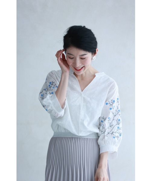 qiri bouquet 花束刺繍ブラウス kippis×ゆべし ときめく花刺繍ブラウス GRAY│宝島社の通販 宝島