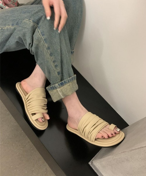 Ritzy(リッツィー)の「シャーリングベルト フラットサンダル(サンダル・レディース・ベージュ/ホワイト/ブラック/シルバー・23.5/24/22.5/23/24.5)」の4枚目の写真