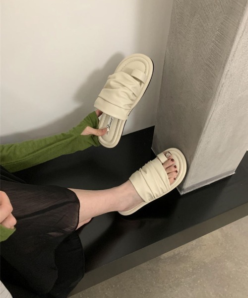 Ritzy(リッツィー)の「シャーリングベルト フラットサンダル(サンダル・レディース・ベージュ/ホワイト/ブラック/シルバー・23.5/24/22.5/23/24.5)」の2枚目の写真