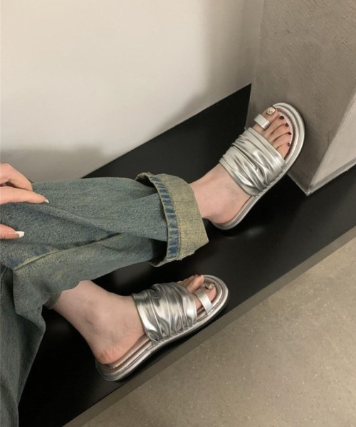 Ritzy(リッツィー)の「シャーリングベルト フラットサンダル(サンダル・レディース・ベージュ/ホワイト/ブラック/シルバー・23.5/24/22.5/23/24.5)」の1枚目の写真