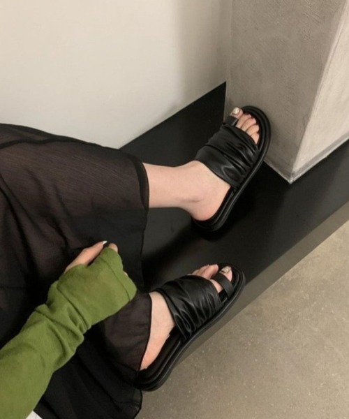 Ritzy(リッツィー)の「シャーリングベルト フラットサンダル(サンダル・レディース・ベージュ/ホワイト/ブラック/シルバー・23.5/24/22.5/23/24.5)」の3枚目の写真