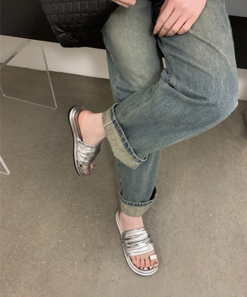 Ritzy(リッツィー)の「シャーリングベルト フラットサンダル(サンダル・レディース・ベージュ/ホワイト/ブラック/シルバー・23.5/24/22.5/23/24.5)」の5枚目の写真