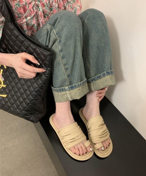 Ritzy(リッツィー)の「シャーリングベルト フラットサンダル(サンダル・レディース・ベージュ/ホワイト/ブラック/シルバー・23.5/24/22.5/23/24.5)」の6枚目の写真