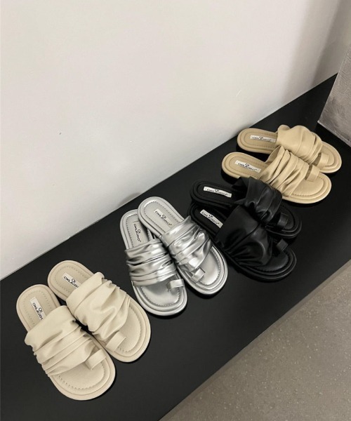 Ritzy(リッツィー)の「シャーリングベルト フラットサンダル(サンダル・レディース・ベージュ/ホワイト/ブラック/シルバー・23.5/24/22.5/23/24.5)」の7枚目の写真