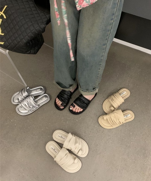 Ritzy(リッツィー)の「シャーリングベルト フラットサンダル(サンダル・レディース・ベージュ/ホワイト/ブラック/シルバー・23.5/24/22.5/23/24.5)」の8枚目の写真