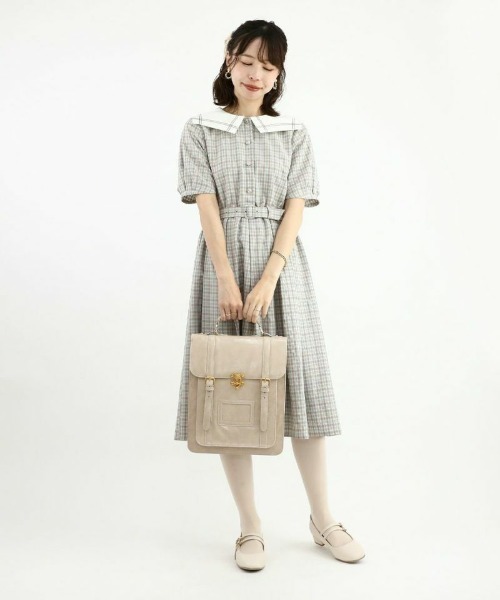 F i.n.t（フィント）の「ダブルストラップスクエアトゥパンプス/F&A/fint（パンプス・レディース・レッド/ブラック/アイボリー・S/M/L）」の8枚目の写真