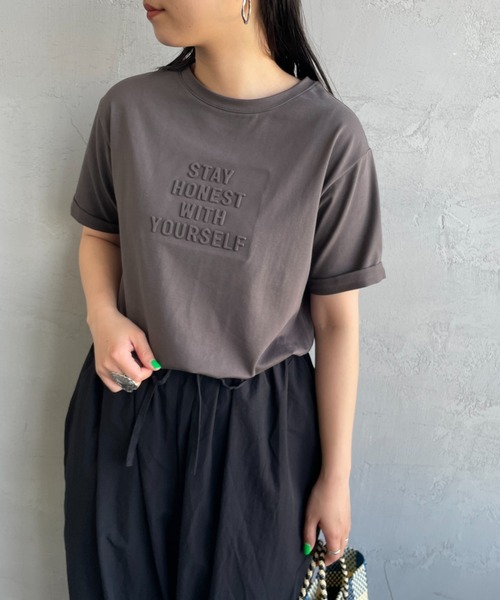 tシャツ 「MAISON DE L'ALLURE/メゾンドゥラリュール」 エンボス加工ロゴTシャツ レディース MAISON DE L'ALLURE tシャツ 「MAISON L'ALLURE/メゾンドゥラ