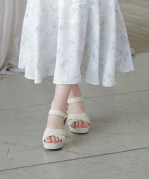 ASTORIA ODIER（アストリアオディール）の「厚底クロスサンダル（サンダル・レディース・ブラック/ベージュ/ゴールド/アイボリー・MEDIUM/LARGE/SMALL）」の7枚目の写真