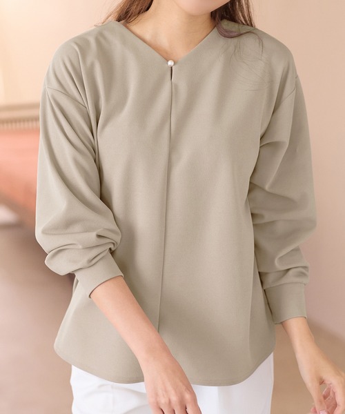 alotta(アロッタ)の「ラクキレイ裏起毛Vネックプルオーバー(Tシャツ/カットソー・レディース・グレイッシュベージュ/ホワイト/ブラック/ピンク・L/LL/3L/M)」の3枚目の写真