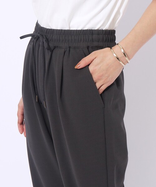 SHOO・LA・RUE（シューラルー）の「◆【高レビュー/S-LL/洗濯後シワになりにくい】スマートに見えるイージーパンツ（その他パンツ・レディース・ブラック/ベージュ/オレンジ/ブルーグリーン/グレー系その他・02/01/04/03）」の16枚目の写真