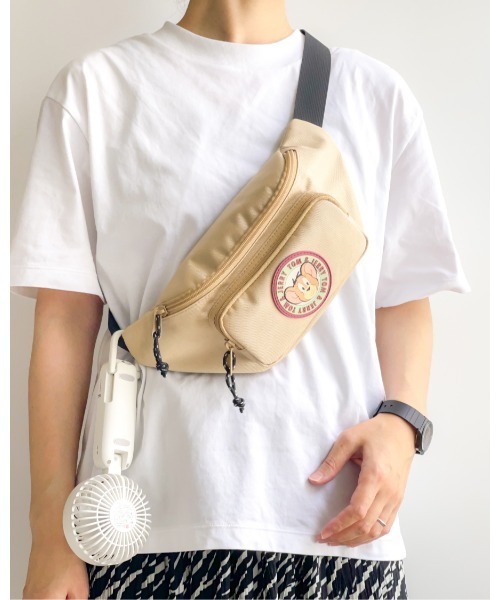 Tom&Jerry(トムアンドジェリー)の「TOM and JERRY×Flapperシリコンアップリケ付ボディバッグ(ボディバッグ/ウエストポーチ・レディース・ブラック/ベージュ・FREE)」の4枚目の写真