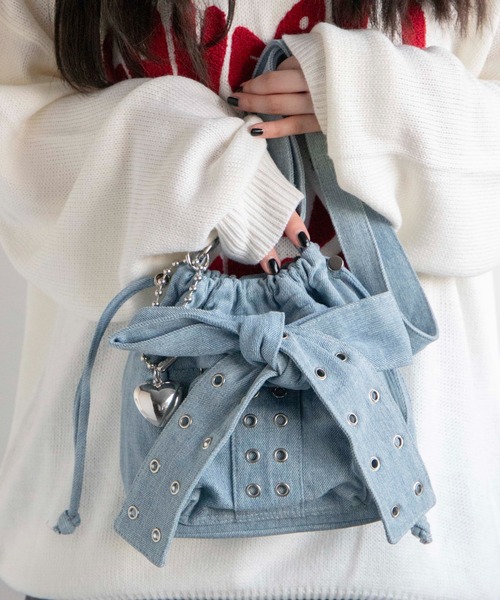 WEGO（ウィゴー）の「WEGO/チャーム付きハトメリボンショルダー（ショルダーバッグ・レディース・ブラウン/ブラック系2/ブラック/ライトインディゴブルー・FREE）」の4枚目の写真