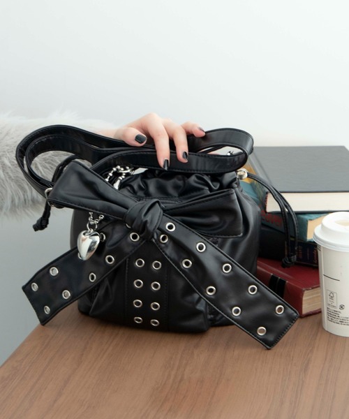 WEGO（ウィゴー）の「WEGO/チャーム付きハトメリボンショルダー（ショルダーバッグ・レディース・ブラウン/ブラック系2/ブラック/ライトインディゴブルー・FREE）」の2枚目の写真