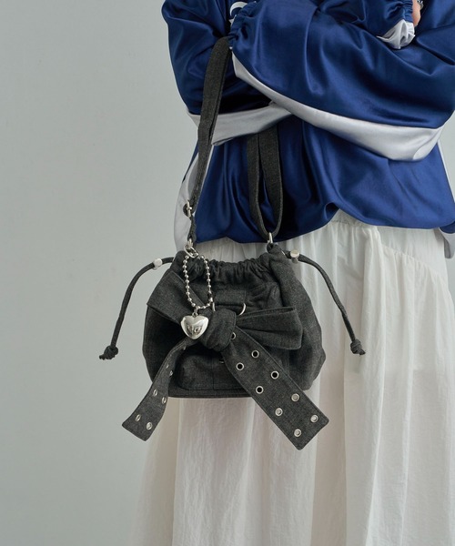 WEGO（ウィゴー）の「WEGO/チャーム付きハトメリボンショルダー（ショルダーバッグ・レディース・ブラウン/ブラック系2/ブラック/ライトインディゴブルー・FREE）」の15枚目の写真