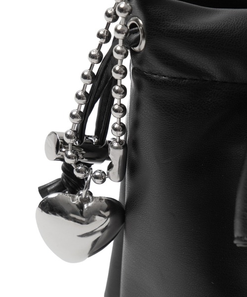 WEGO（ウィゴー）の「WEGO/チャーム付きハトメリボンショルダー（ショルダーバッグ・レディース・ブラウン/ブラック系2/ブラック/ライトインディゴブルー・FREE）」の21枚目の写真