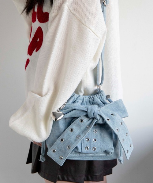 WEGO（ウィゴー）の「WEGO/チャーム付きハトメリボンショルダー（ショルダーバッグ・レディース・ブラウン/ブラック系2/ブラック/ライトインディゴブルー・FREE）」の12枚目の写真