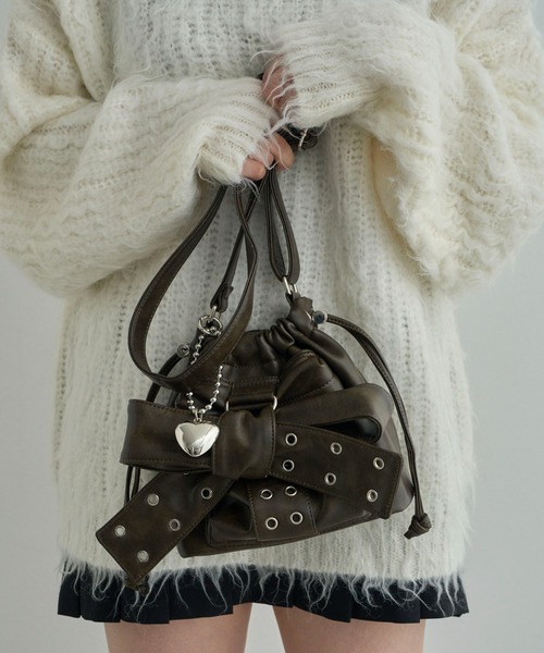 WEGO（ウィゴー）の「WEGO/チャーム付きハトメリボンショルダー（ショルダーバッグ・レディース・ブラウン/ブラック系2/ブラック/ライトインディゴブルー・FREE）」の7枚目の写真