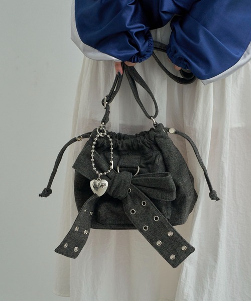 WEGO（ウィゴー）の「WEGO/チャーム付きハトメリボンショルダー（ショルダーバッグ・レディース・ブラウン/ブラック系2/ブラック/ライトインディゴブルー・FREE）」の9枚目の写真