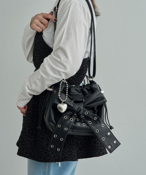 WEGO（ウィゴー）の「WEGO/チャーム付きハトメリボンショルダー（ショルダーバッグ・レディース・ブラウン/ブラック系2/ブラック/ライトインディゴブルー・FREE）」の5枚目の写真