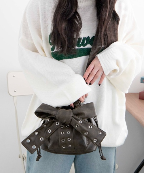 WEGO（ウィゴー）の「WEGO/チャーム付きハトメリボンショルダー（ショルダーバッグ・レディース・ブラウン/ブラック系2/ブラック/ライトインディゴブルー・FREE）」の10枚目の写真