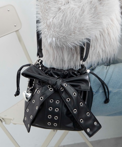 WEGO（ウィゴー）の「WEGO/チャーム付きハトメリボンショルダー（ショルダーバッグ・レディース・ブラウン/ブラック系2/ブラック/ライトインディゴブルー・FREE）」の6枚目の写真