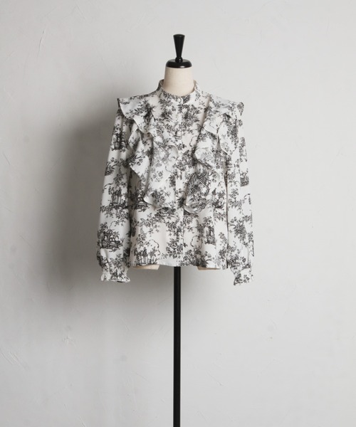 tocco closet（トッコ　クローゼット）の「ラッフルフリル付きパール釦トワルドジューイ柄ブラウス（シャツ/ブラウス・レディース・ブラック/ブルー・M）」の9枚目の写真