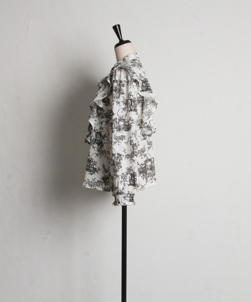 tocco closet（トッコ　クローゼット）の「ラッフルフリル付きパール釦トワルドジューイ柄ブラウス（シャツ/ブラウス・レディース・ブラック/ブルー・M）」の8枚目の写真