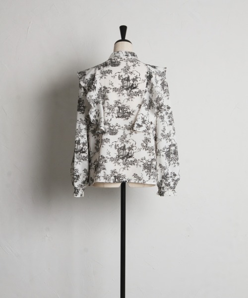tocco closet（トッコ　クローゼット）の「ラッフルフリル付きパール釦トワルドジューイ柄ブラウス（シャツ/ブラウス・レディース・ブラック/ブルー・M）」の7枚目の写真