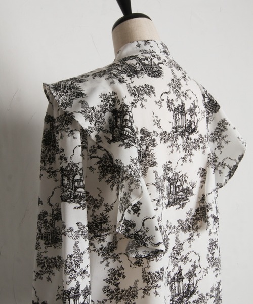 tocco closet（トッコ　クローゼット）の「ラッフルフリル付きパール釦トワルドジューイ柄ブラウス（シャツ/ブラウス・レディース・ブラック/ブルー・M）」の6枚目の写真