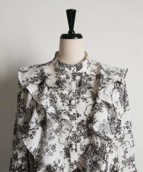 tocco closet（トッコ　クローゼット）の「ラッフルフリル付きパール釦トワルドジューイ柄ブラウス（シャツ/ブラウス・レディース・ブラック/ブルー・M）」の5枚目の写真
