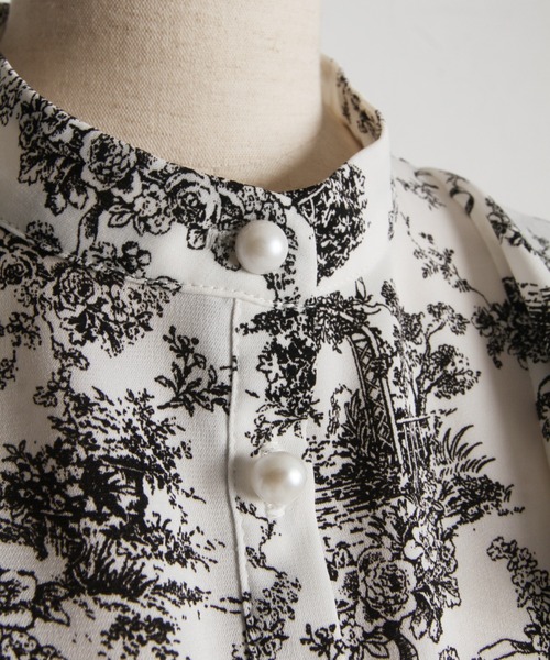 tocco closet（トッコ　クローゼット）の「ラッフルフリル付きパール釦トワルドジューイ柄ブラウス（シャツ/ブラウス・レディース・ブラック/ブルー・M）」の4枚目の写真