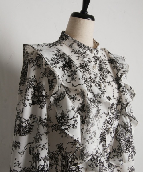 tocco closet（トッコ　クローゼット）の「ラッフルフリル付きパール釦トワルドジューイ柄ブラウス（シャツ/ブラウス・レディース・ブラック/ブルー・M）」の3枚目の写真
