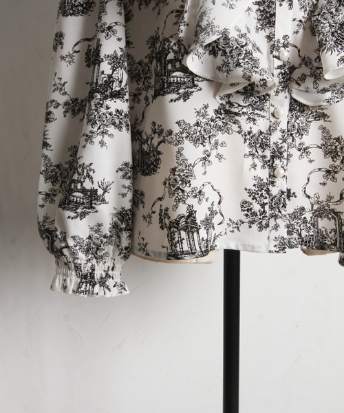 tocco closet（トッコ　クローゼット）の「ラッフルフリル付きパール釦トワルドジューイ柄ブラウス（シャツ/ブラウス・レディース・ブラック/ブルー・M）」の13枚目の写真