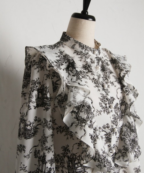 tocco closet（トッコ　クローゼット）の「ラッフルフリル付きパール釦トワルドジューイ柄ブラウス（シャツ/ブラウス・レディース・ブラック/ブルー・M）」の12枚目の写真