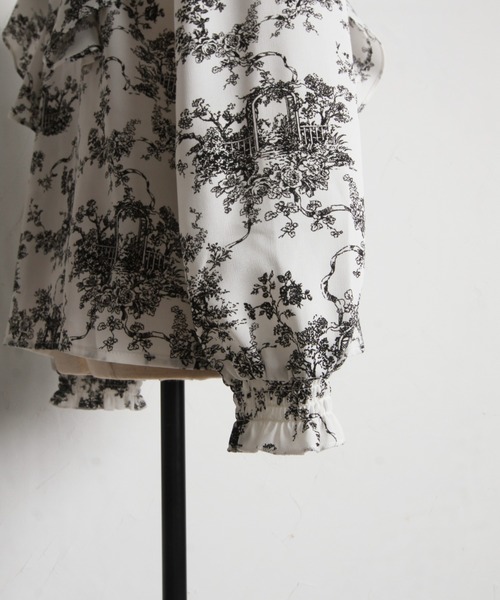 tocco closet（トッコ　クローゼット）の「ラッフルフリル付きパール釦トワルドジューイ柄ブラウス（シャツ/ブラウス・レディース・ブラック/ブルー・M）」の11枚目の写真