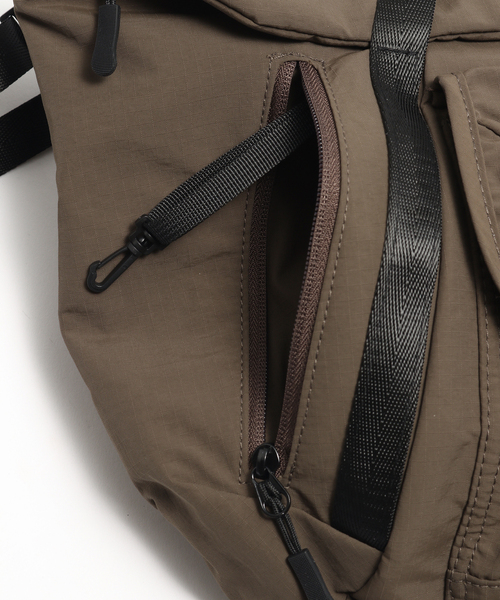 B.C STOCK（ベーセーストック）の「【fellowww / フェロー】別注 nylon minishoulder（ショルダーバッグ・メンズ・ブラウン/ブラック・FREE）」の8枚目の写真