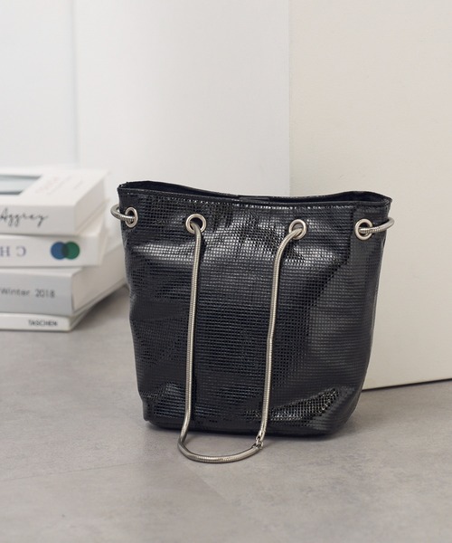 cache cache(カシュ カシュ)の「【cache cache】スネークチェーンメタリックミニバッグ 結婚式 二次会 パーティー フォーマル オケージョン(ハンドバッグ・レディース・シルバー/ブラック/ゴールド・FREE)」の2枚目の写真