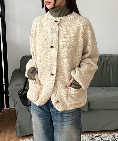 by muni:r(バイ ムニール)の「ウッドボタンポケットニットカーディガン(ニット/セーター・レディース・オートミール/ブラウン/チャコール・FREE)」の6枚目の写真