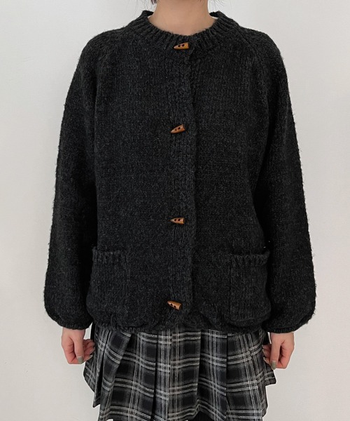 by muni:r(バイ ムニール)の「ウッドボタンポケットニットカーディガン(ニット/セーター・レディース・オートミール/ブラウン/チャコール・FREE)」の18枚目の写真