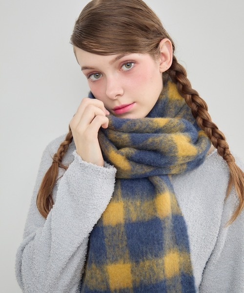 TITTY&CO.(ティティーアンドコー)の「チェック柄フリンジストール(ストール/ショール・レディース・ネイビー/ブラック/グレー・FREE)」の4枚目の写真