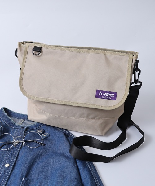 GERRY(ジェリー)の「GERRY はっ水加工 REPREVE スクエア メッセンジャーバッグ(メッセンジャーバッグ・メンズ・ベージュ/グレー/マルチ/ブラック/チャコール・FREE)」の1枚目の写真