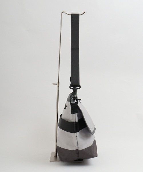 GERRY(ジェリー)の「GERRY はっ水加工 REPREVE スクエア メッセンジャーバッグ(メッセンジャーバッグ・メンズ・ベージュ/グレー/マルチ/ブラック/チャコール・FREE)」の19枚目の写真