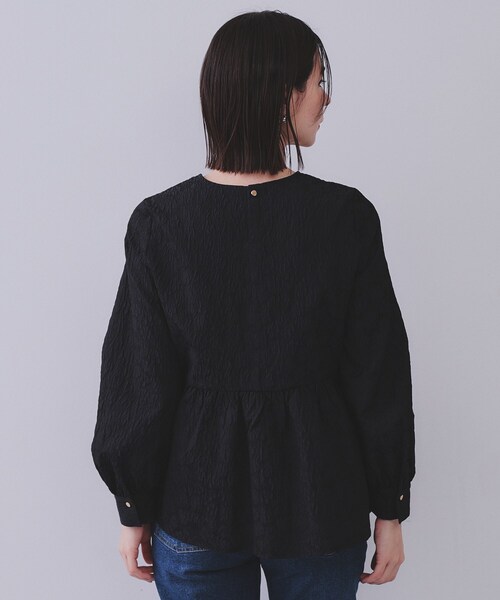 OPAQUE.CLIP（オペークドットクリップ）の「《通勤・セレモニー対応》ジャカードペプラムブラウス【洗濯機洗い可】（シャツ/ブラウス・レディース・ブラック/オフホワイト/ネイビー・36/38/40/42）」の10枚目の写真