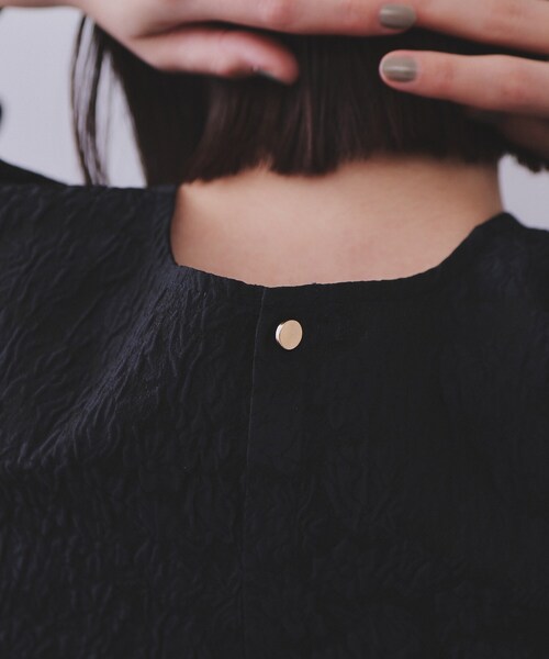 OPAQUE.CLIP（オペークドットクリップ）の「《通勤・セレモニー対応》ジャカードペプラムブラウス【洗濯機洗い可】（シャツ/ブラウス・レディース・ブラック/オフホワイト/ネイビー・36/38/40/42）」の5枚目の写真