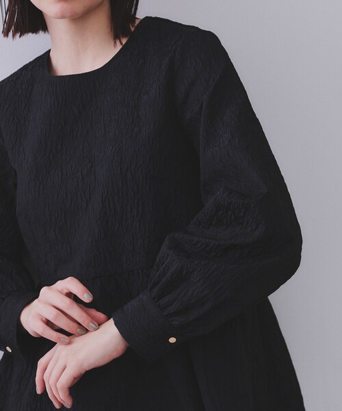 OPAQUE.CLIP（オペークドットクリップ）の「《通勤・セレモニー対応》ジャカードペプラムブラウス【洗濯機洗い可】（シャツ/ブラウス・レディース・ブラック/オフホワイト/ネイビー・36/38/40/42）」の6枚目の写真