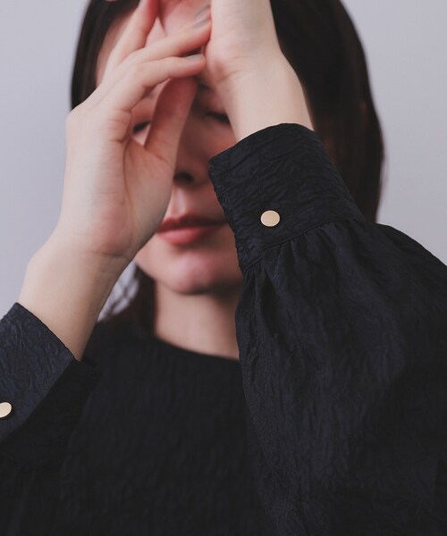 OPAQUE.CLIP（オペークドットクリップ）の「《通勤・セレモニー対応》ジャカードペプラムブラウス【洗濯機洗い可】（シャツ/ブラウス・レディース・ブラック/オフホワイト/ネイビー・36/38/40/42）」の7枚目の写真