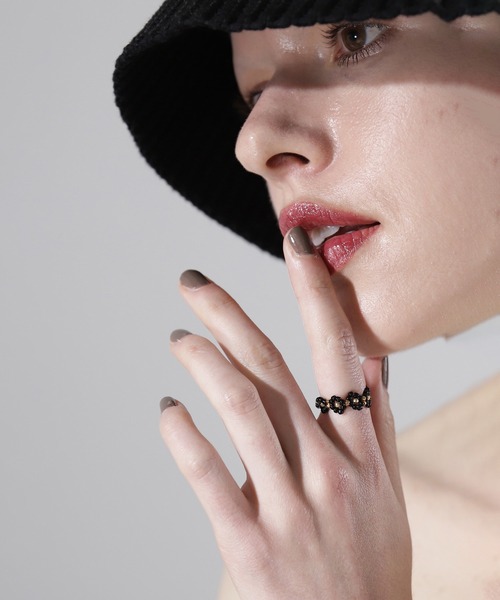 ROSE BUD(ローズバッド)の「(8degrees)カラービーズフラワーリング(リング・レディース・オレンジ/ブラック/ブルー・ONE SIZE)」の2枚目の写真