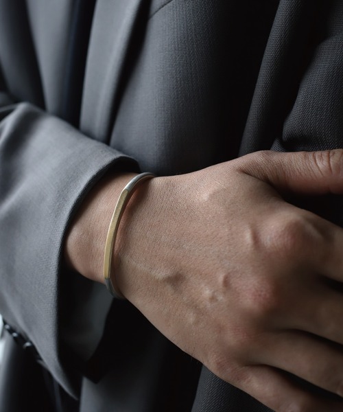 TEN.(テン)の「SILVER925 18KGP プレイナーバングル M(ブレスレット・メンズ・シルバー×ゴールド・MEDIUM)」の2枚目の写真