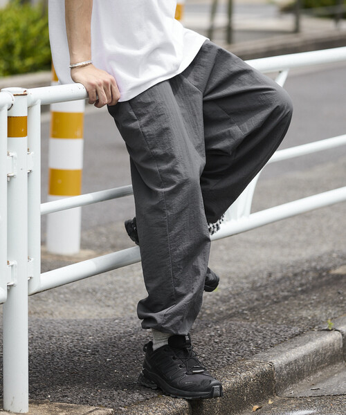 Firsthand(ファーストハンド)の「Firsthand/ファーストハンド ワイドストレート ナイロントラックパンツ / テーパードシルエット イージーナイロンパンツ(その他パンツ・メンズ・グレー/チャコールグレー/ブラック・M/L)」の16枚目の写真