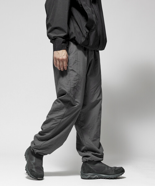 Firsthand（ファーストハンド）の「Firsthand/ファーストハンド ワイドストレート ナイロントラックパンツ / テーパードシルエット イージーナイロンパンツ（その他パンツ・メンズ・グレー/チャコールグレー/ブラック・M/L）」の6枚目の写真